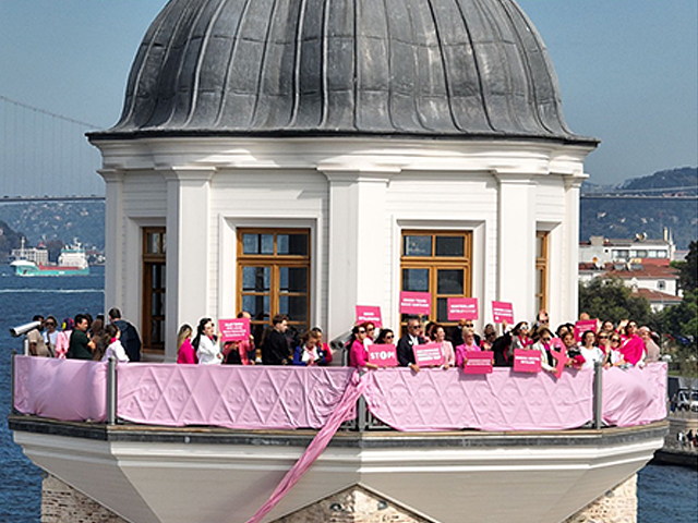 Pembeye Boyanmış Kız Kulesi’ndeyiz!